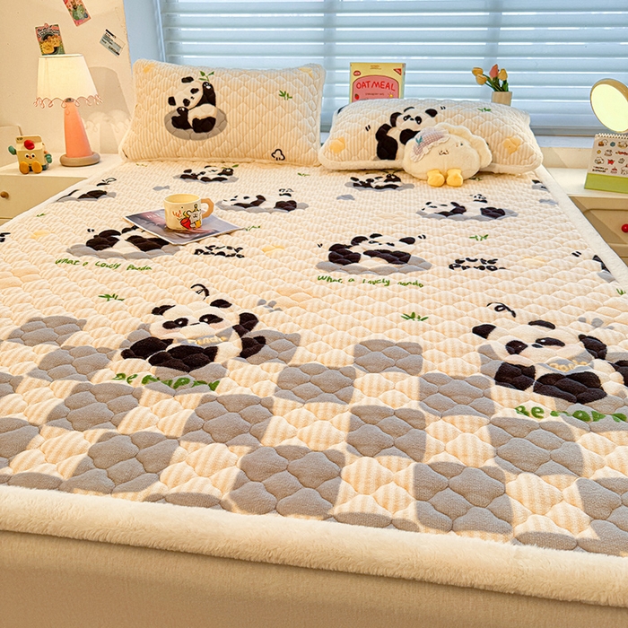 91家纺网 家纺一手货源 找家纺 喜居 2025新款高克重印花牛奶绒夹棉床褥床垫子褥子床护垫 小灰熊猫