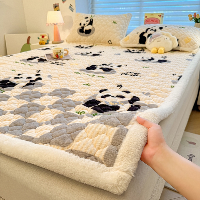 91家纺网 家纺一手货源 找家纺 喜居 2025新款高克重印花牛奶绒夹棉床褥床垫子褥子床护垫 小灰熊猫