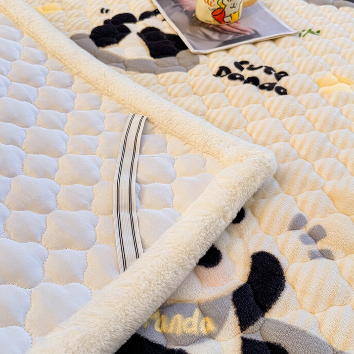 91家纺网 家纺一手货源 找家纺 喜居 2025新款高克重印花牛奶绒夹棉床褥床垫子褥子床护垫 小灰熊猫