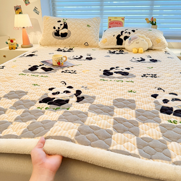 91家纺网 家纺一手货源 找家纺 喜居 2025新款高克重印花牛奶绒夹棉床褥床垫子褥子床护垫 小灰熊猫