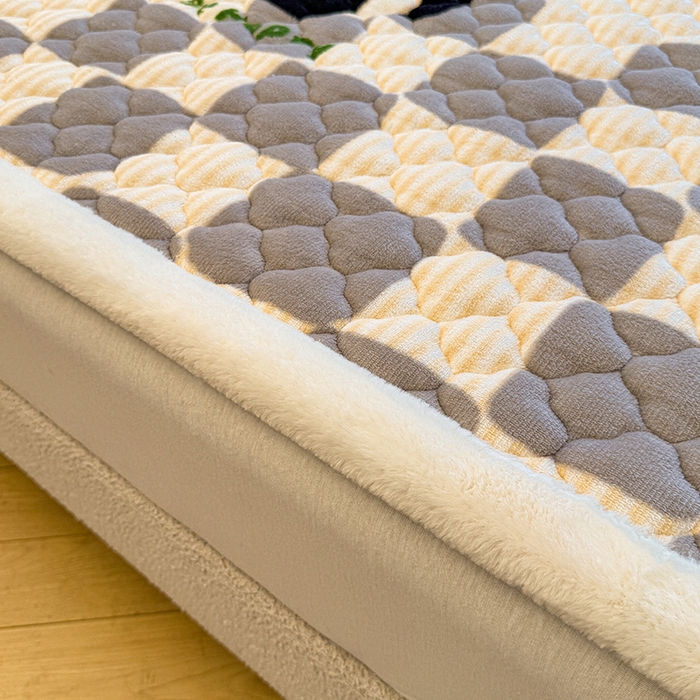 91家纺网 家纺一手货源 找家纺 喜居 2025新款高克重印花牛奶绒夹棉床褥床垫子褥子床护垫 小灰熊猫