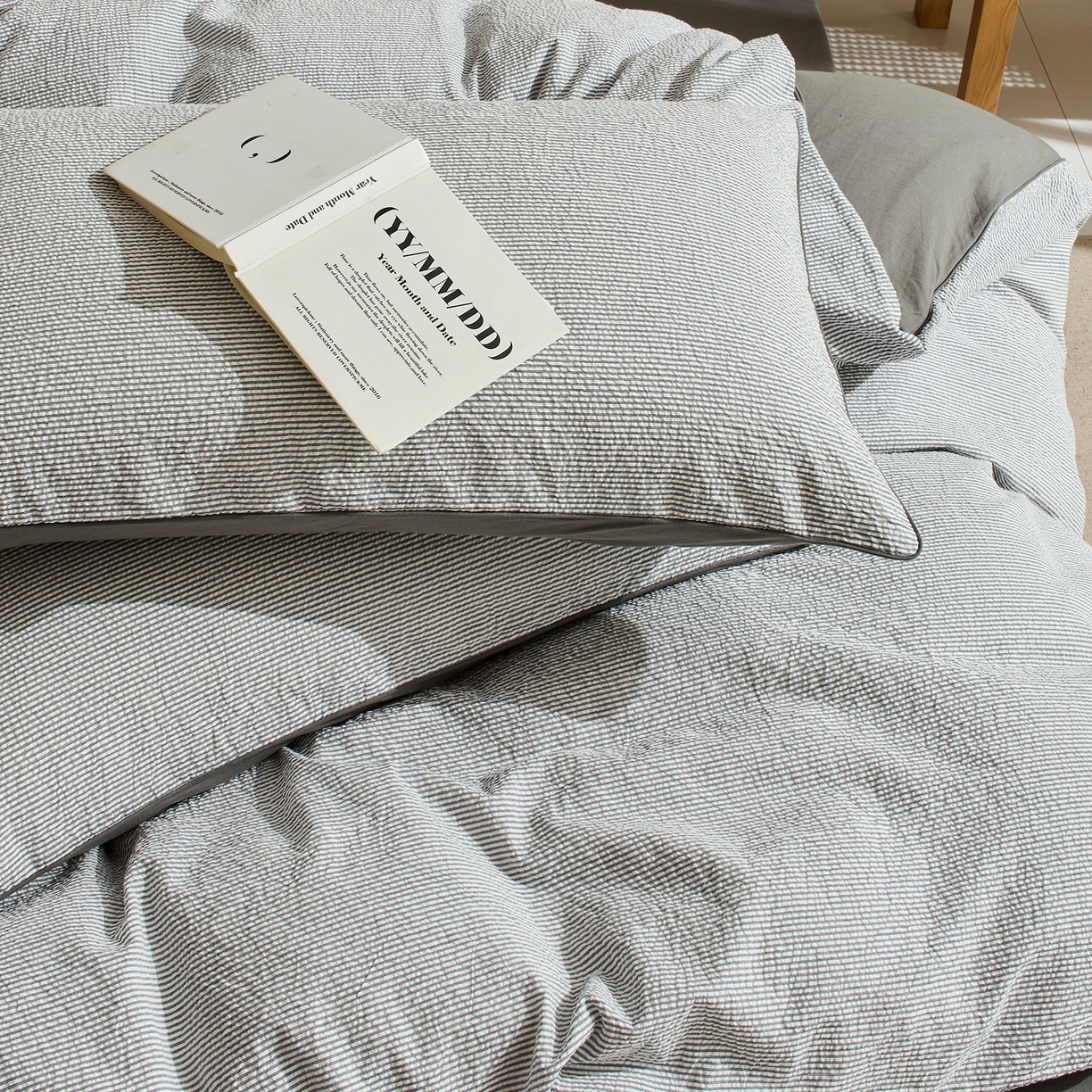 91家纺网 家纺一手货源 找家纺 LADYCOCO可可家居 2025新款三开口针织+梭织 夹棉四件套 优易套/U易套 三开口被套，唯一专利发明单位，全球专利布局 泡泡纱 条纹灰色