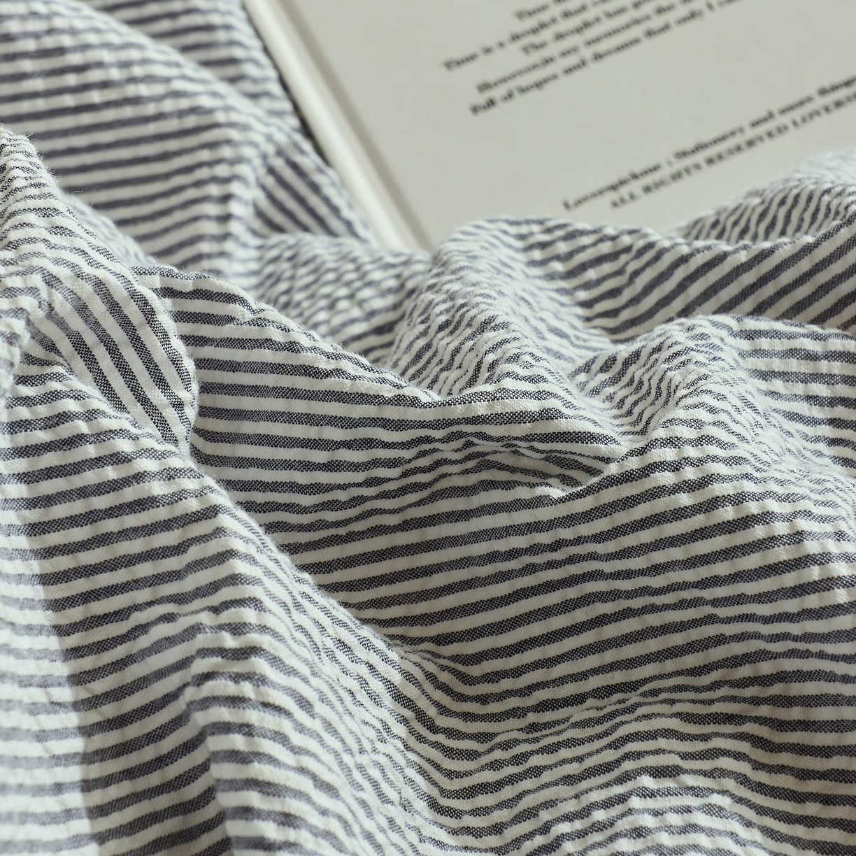 91家纺网 家纺一手货源 找家纺 LADYCOCO可可家居 2025新款三开口针织+梭织 夹棉四件套 优易套/U易套 三开口被套，唯一专利发明单位，全球专利布局 泡泡纱 条纹灰色