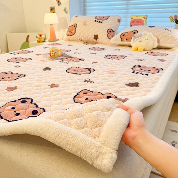 91家纺网 家纺一手货源 找家纺 喜居 2025新款高克重印花牛奶绒夹棉床褥床垫子褥子床护垫 小熊宝
