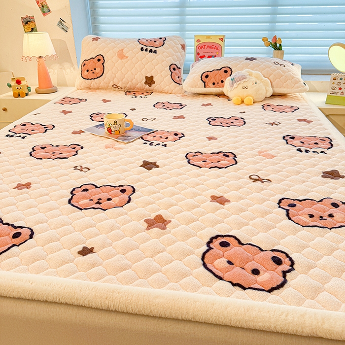 91家纺网 家纺一手货源 找家纺 喜居 2025新款高克重印花牛奶绒夹棉床褥床垫子褥子床护垫 小熊宝