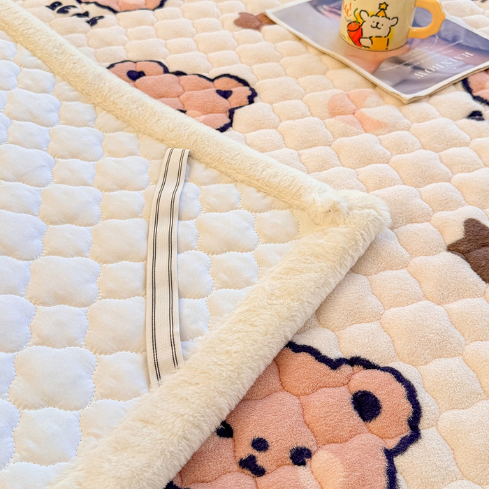 91家纺网 家纺一手货源 找家纺 喜居 2025新款高克重印花牛奶绒夹棉床褥床垫子褥子床护垫 小熊宝