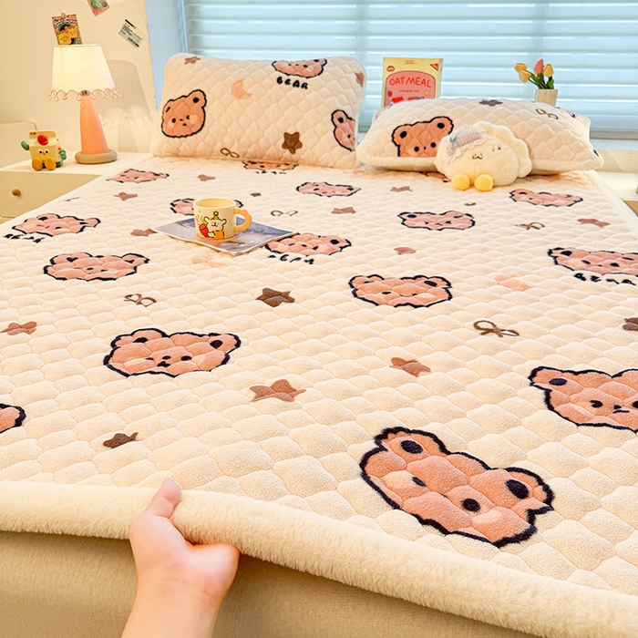 91家纺网 家纺一手货源 找家纺 喜居 2025新款高克重印花牛奶绒夹棉床褥床垫子褥子床护垫 小熊宝