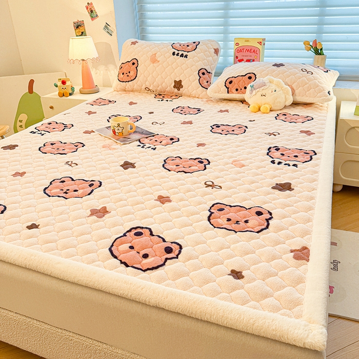 91家纺网 家纺一手货源 找家纺 喜居 2025新款高克重印花牛奶绒夹棉床褥床垫子褥子床护垫 小熊宝