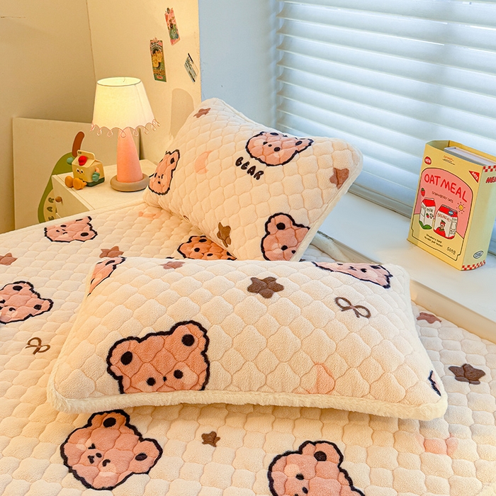 91家纺网 家纺一手货源 找家纺 喜居 2025新款高克重印花牛奶绒夹棉床褥床垫子褥子床护垫 小熊宝
