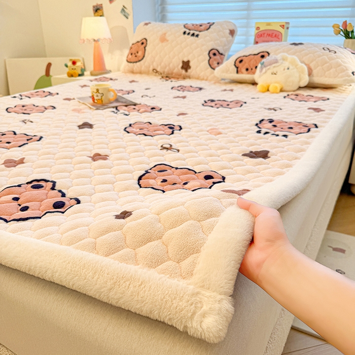 91家纺网 家纺一手货源 找家纺 喜居 2025新款高克重印花牛奶绒夹棉床褥床垫子褥子床护垫 小熊宝