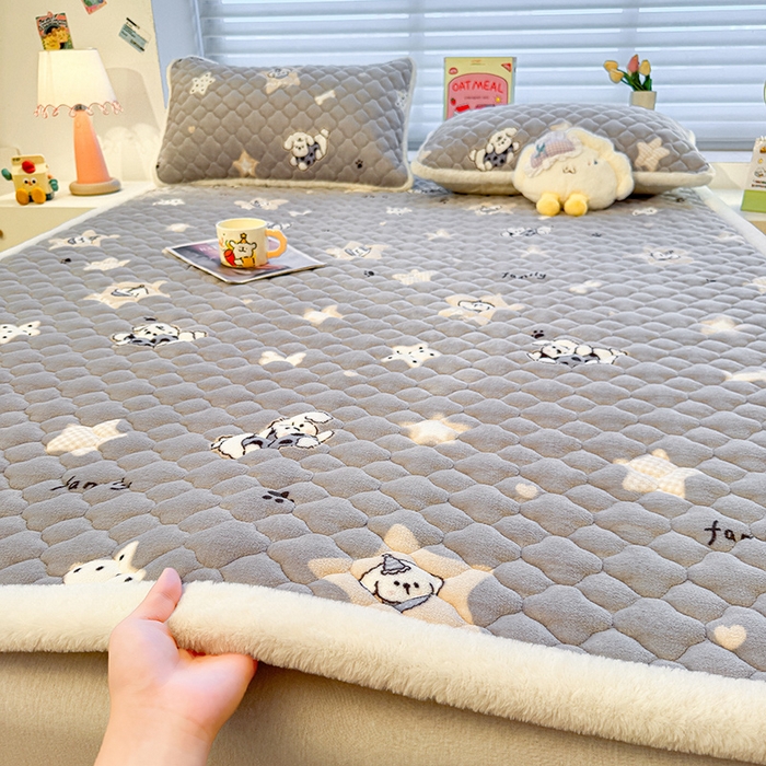 91家纺网 家纺一手货源 找家纺 喜居 2025新款高克重印花牛奶绒夹棉床褥床垫子褥子床护垫 星际小狗