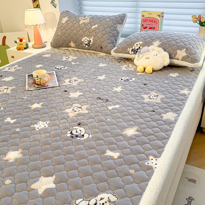 91家纺网 家纺一手货源 找家纺 喜居 2025新款高克重印花牛奶绒夹棉床褥床垫子褥子床护垫 星际小狗