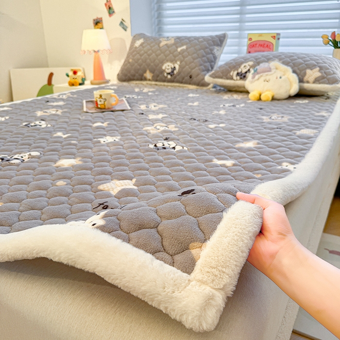 91家纺网 家纺一手货源 找家纺 喜居 2025新款高克重印花牛奶绒夹棉床褥床垫子褥子床护垫 星际小狗