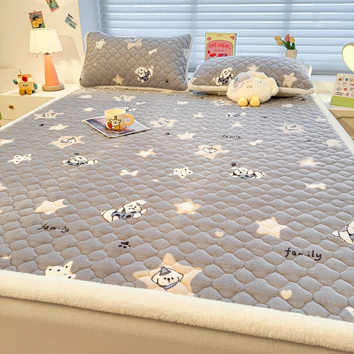 91家纺网 家纺一手货源 找家纺 喜居 2025新款高克重印花牛奶绒夹棉床褥床垫子褥子床护垫 星际小狗