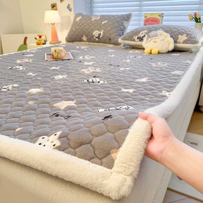 91家纺网 家纺一手货源 找家纺 喜居 2025新款高克重印花牛奶绒夹棉床褥床垫子褥子床护垫 星际小狗