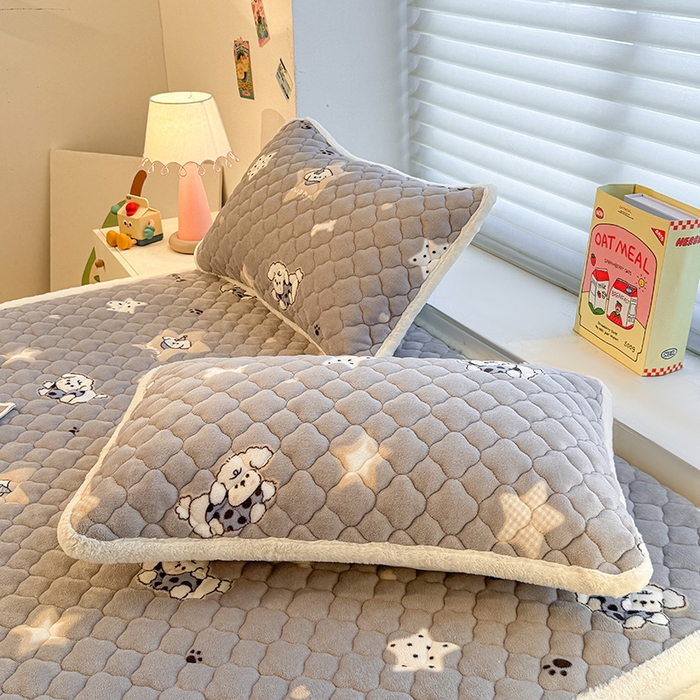 91家纺网 家纺一手货源 找家纺 喜居 2025新款高克重印花牛奶绒夹棉床褥床垫子褥子床护垫 星际小狗