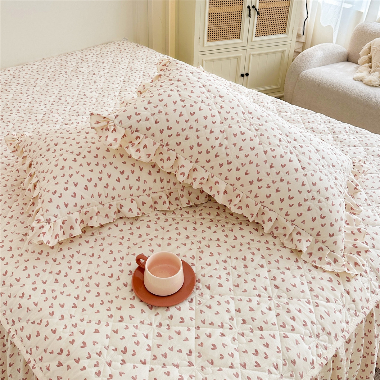 91家纺网 家纺一手货源 找家纺 十个点家纺 2025新款加厚磨毛木棉床裙三件套-绫罗系列 心相印