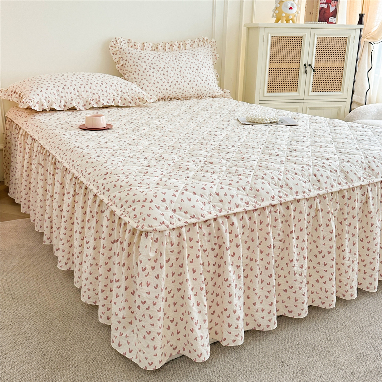 91家纺网 家纺一手货源 找家纺 十个点家纺 2025新款加厚磨毛木棉床裙三件套-绫罗系列 心相印