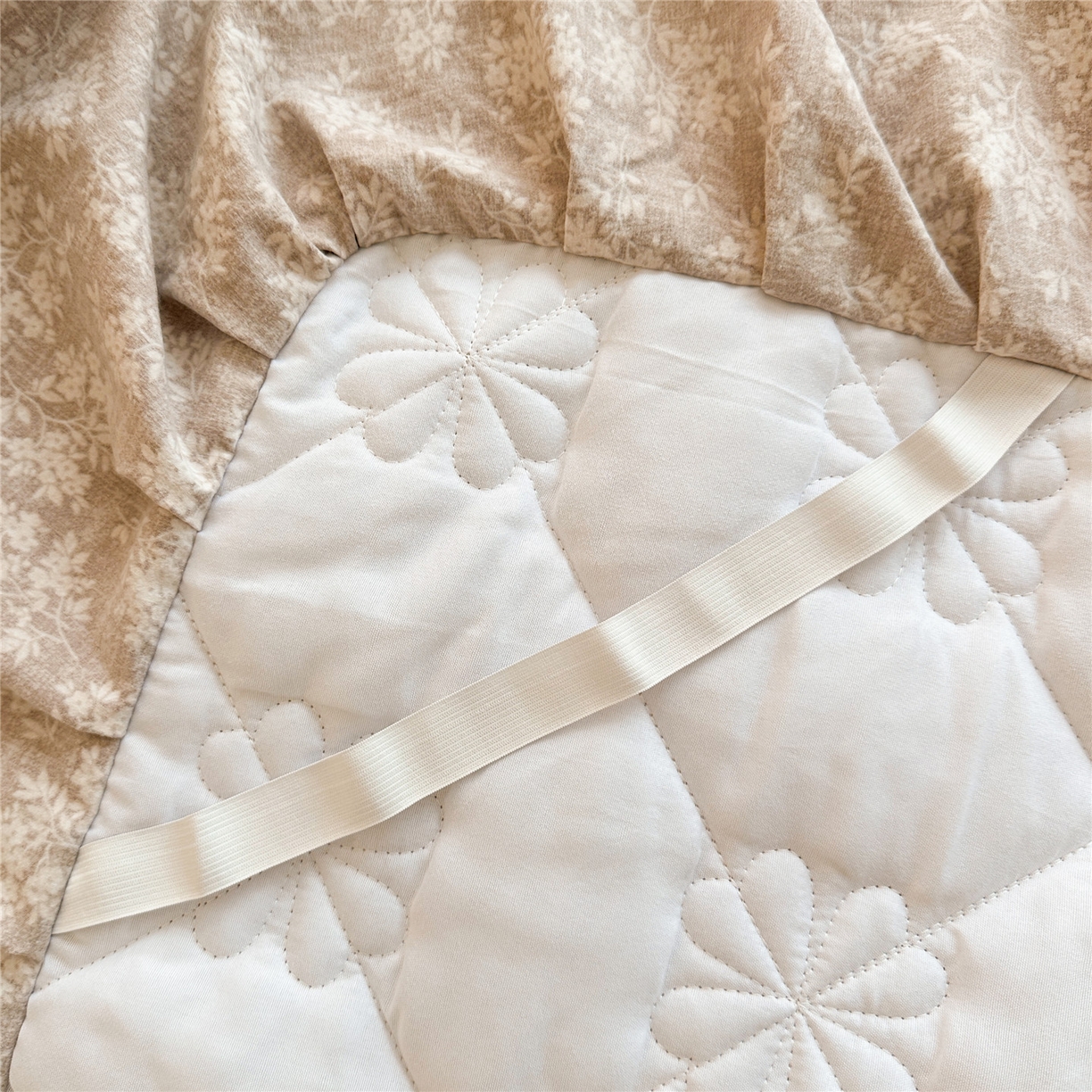 91家纺网 家纺一手货源 找家纺 十个点家纺 2025新款加厚磨毛木棉床裙三件套-绫罗系列 山茶花