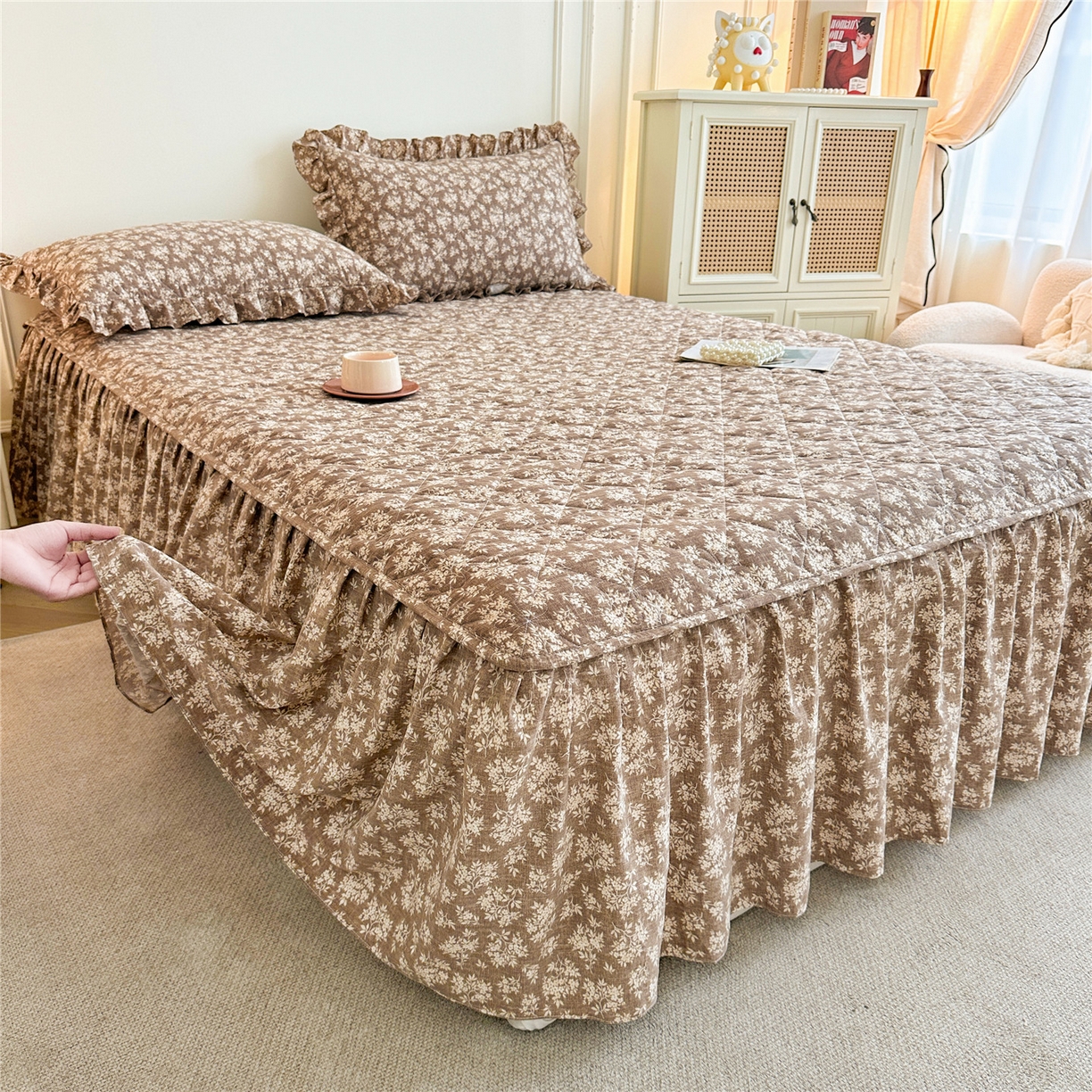 91家纺网 家纺一手货源 找家纺 十个点家纺 2025新款加厚磨毛木棉床裙三件套-绫罗系列 山茶花