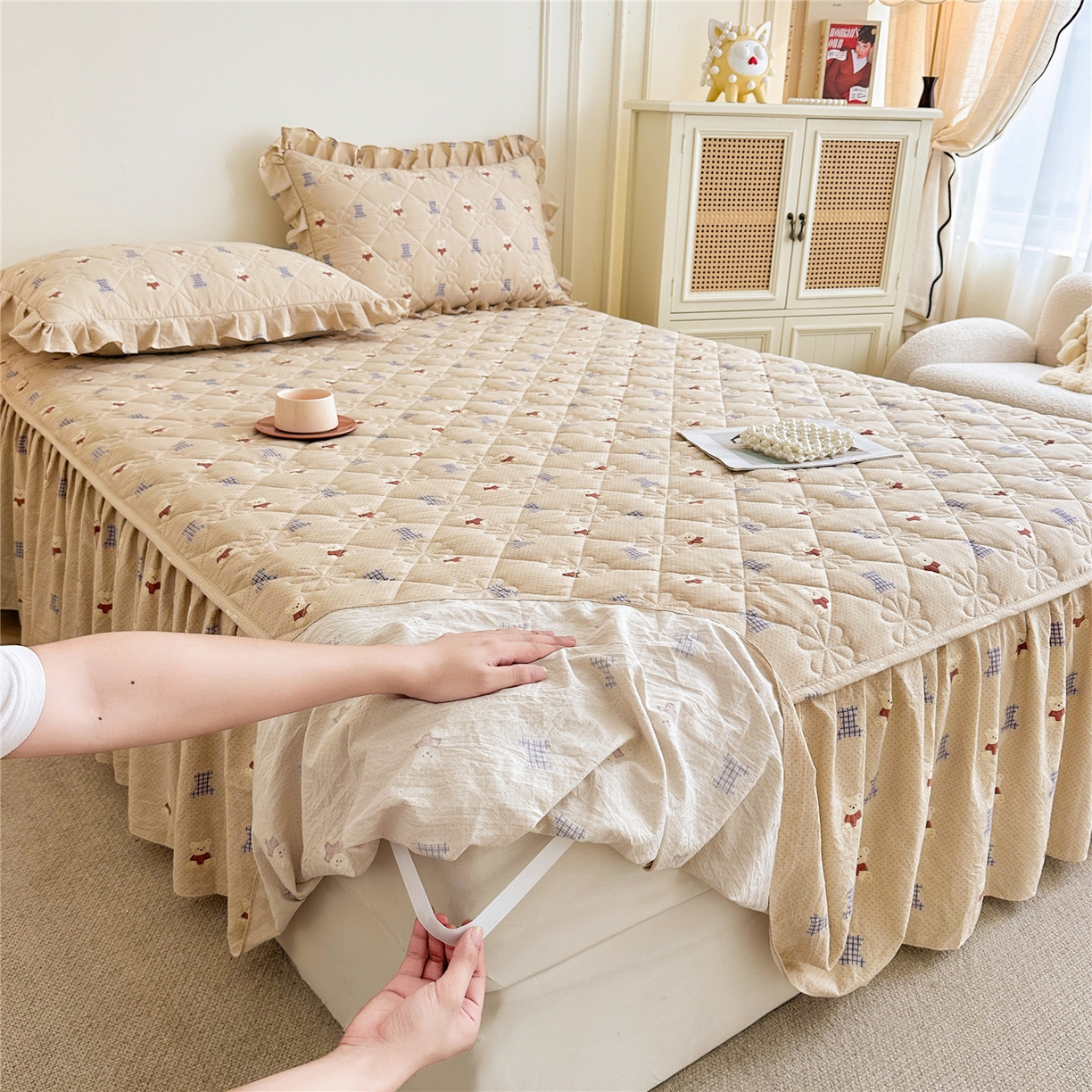 91家纺网 家纺一手货源 找家纺 十个点家纺 2025新款加厚磨毛木棉床裙三件套-绫罗系列 贝贝熊