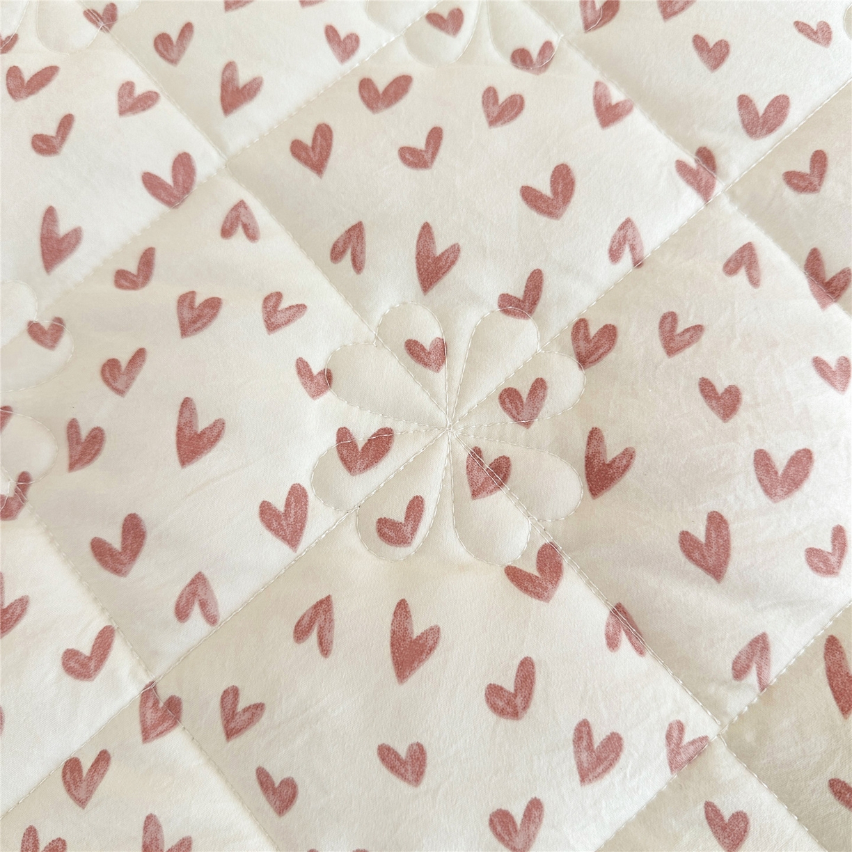 91家纺网 家纺一手货源 找家纺 十个点家纺 2025新款加厚磨毛木棉床裙三件套-绫罗系列 心相印