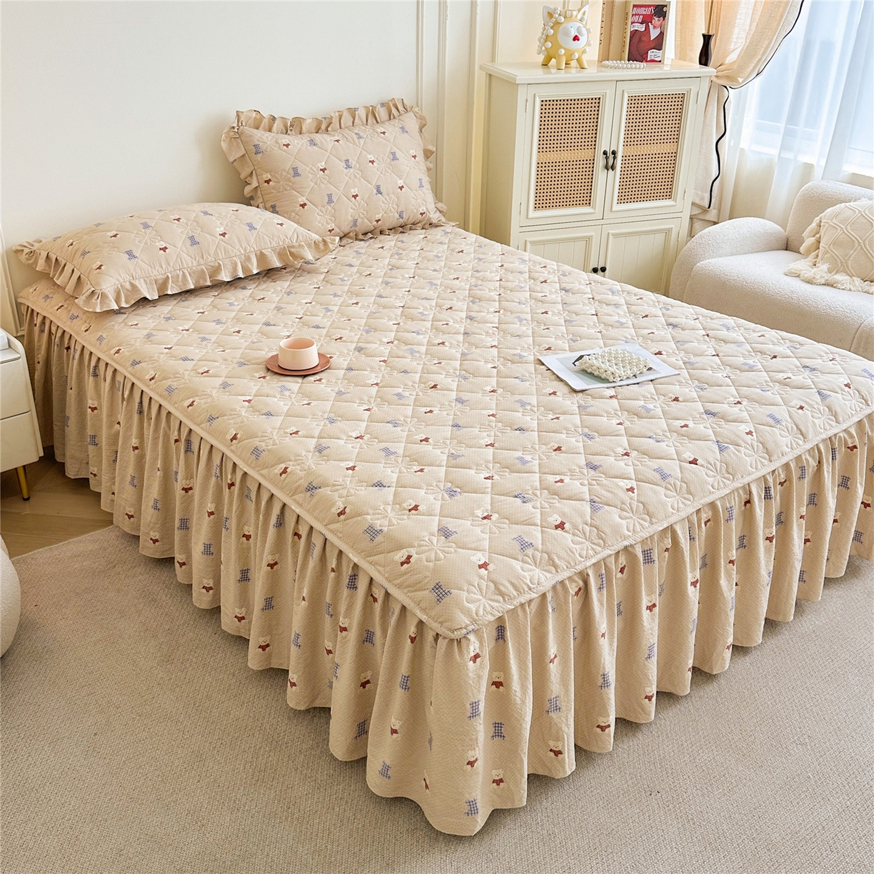 91家纺网 家纺一手货源 找家纺 十个点家纺 2025新款加厚磨毛木棉床裙三件套-绫罗系列 贝贝熊