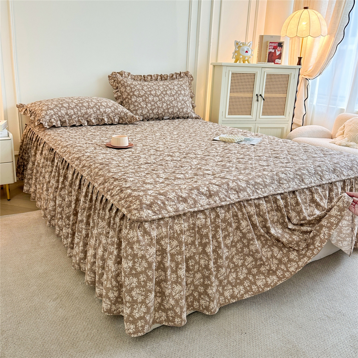 91家纺网 家纺一手货源 找家纺 十个点家纺 2025新款加厚磨毛木棉床裙三件套-绫罗系列 山茶花