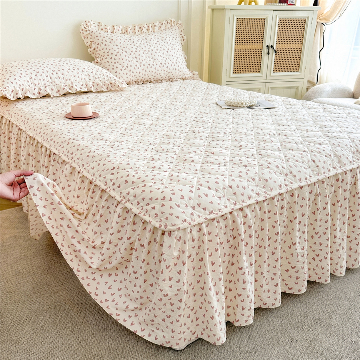 91家纺网 家纺一手货源 找家纺 十个点家纺 2025新款加厚磨毛木棉床裙三件套-绫罗系列 心相印