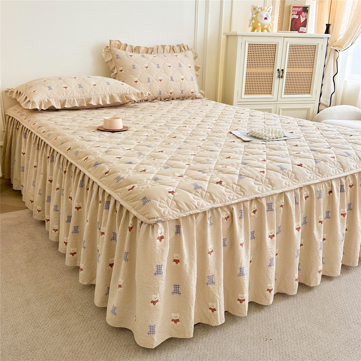 91家纺网 家纺一手货源 找家纺 十个点家纺 2025新款加厚磨毛木棉床裙三件套-绫罗系列 贝贝熊