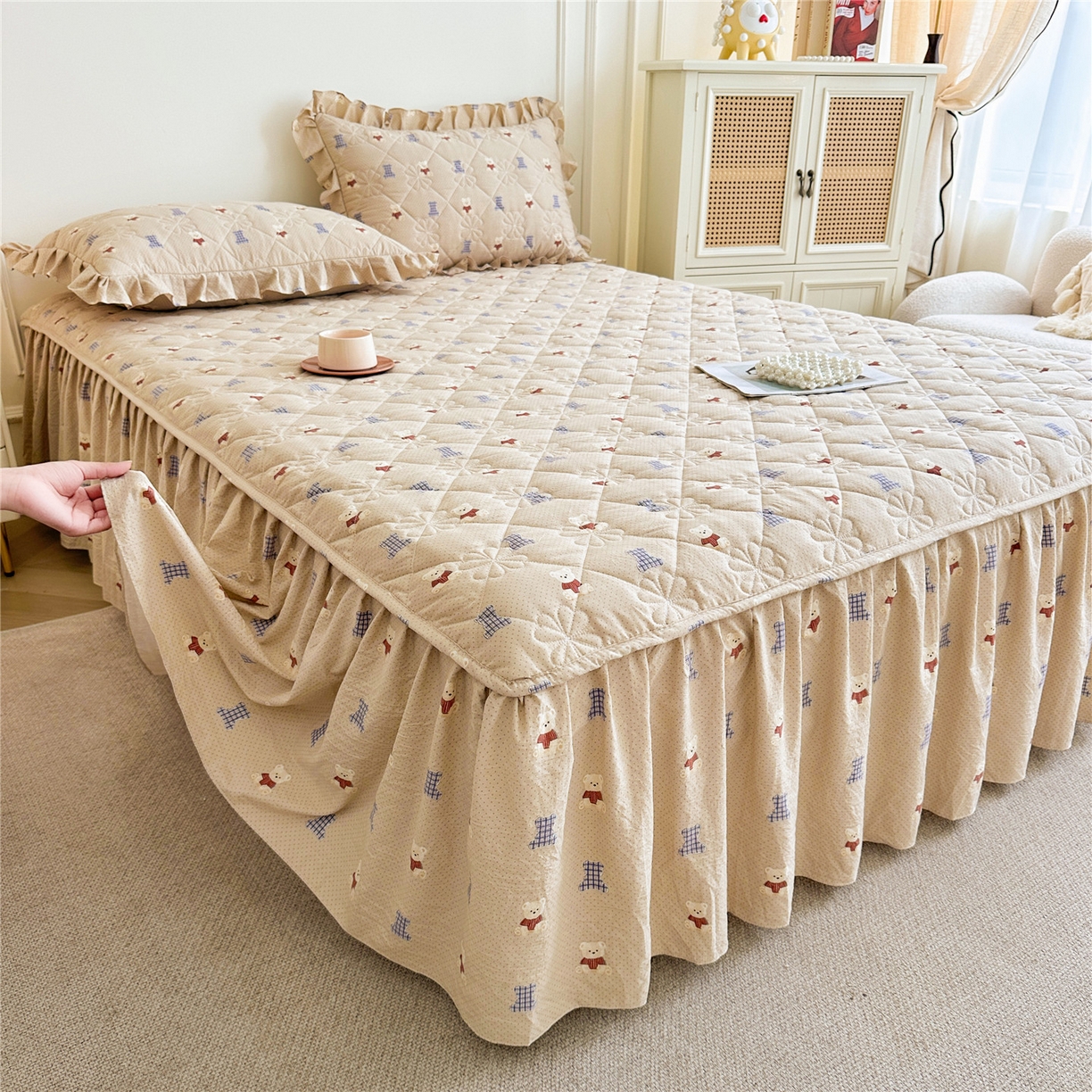 91家纺网 家纺一手货源 找家纺 十个点家纺 2025新款加厚磨毛木棉床裙三件套-绫罗系列 贝贝熊