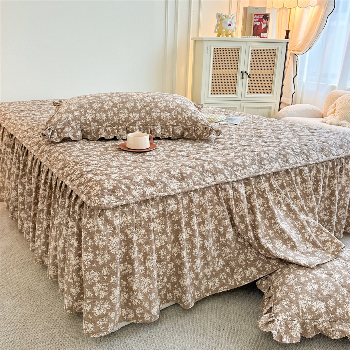 91家纺网 家纺一手货源 找家纺 十个点家纺 2025新款加厚磨毛木棉床裙三件套-绫罗系列 山茶花