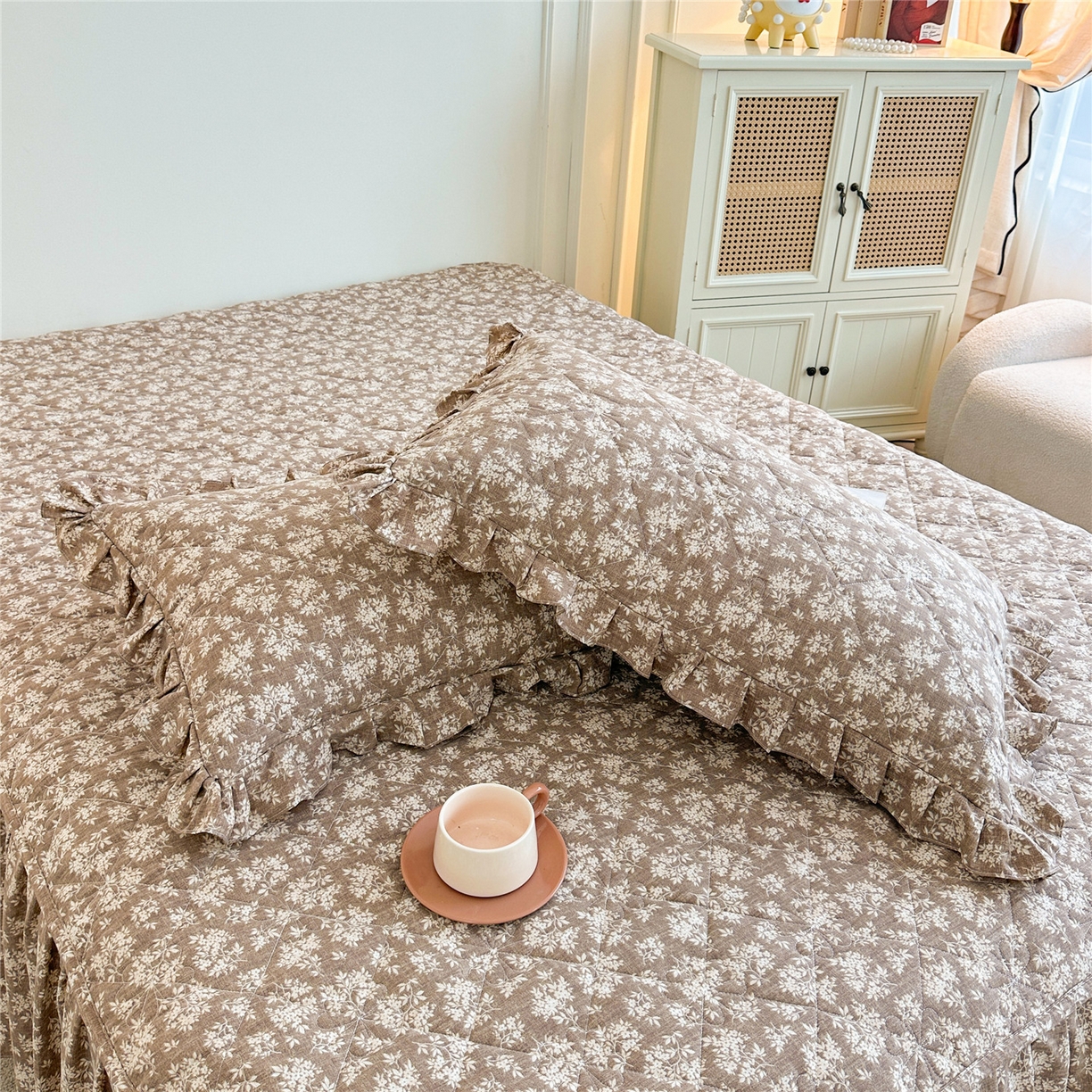 91家纺网 家纺一手货源 找家纺 十个点家纺 2025新款加厚磨毛木棉床裙三件套-绫罗系列 山茶花