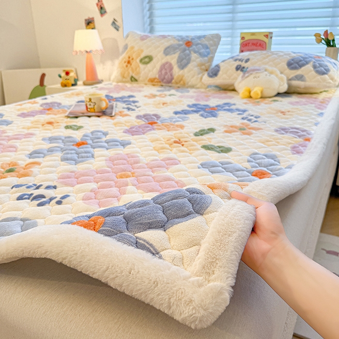 91家纺网 家纺一手货源 找家纺 喜居 2025新款高克重印花牛奶绒夹棉床褥床垫子褥子床护垫 幸福花