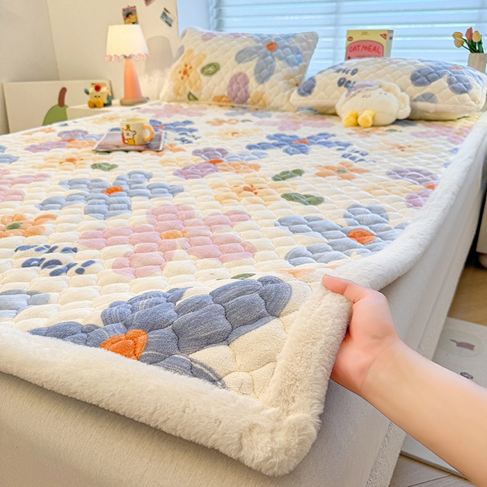 91家纺网 家纺一手货源 找家纺 喜居 2025新款高克重印花牛奶绒夹棉床褥床垫子褥子床护垫 幸福花