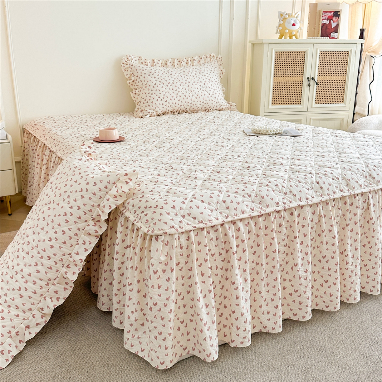 91家纺网 家纺一手货源 找家纺 十个点家纺 2025新款加厚磨毛木棉床裙三件套-绫罗系列 心相印