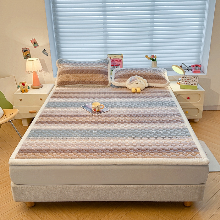 91家纺网 家纺一手货源 找家纺 喜居 2025新款高克重印花牛奶绒夹棉床褥床垫子褥子床护垫 英伦之旅