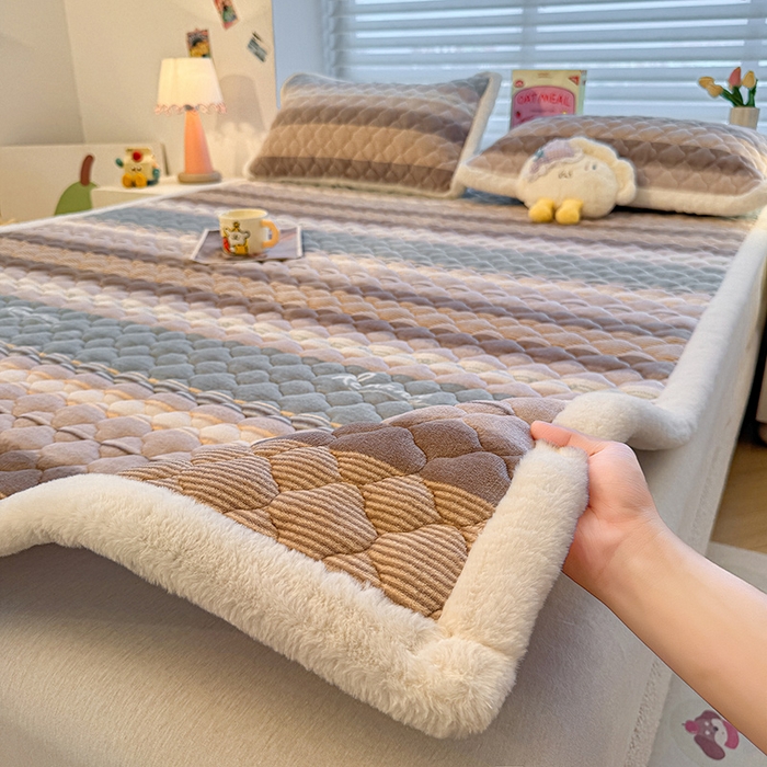 91家纺网 家纺一手货源 找家纺 喜居 2025新款高克重印花牛奶绒夹棉床褥床垫子褥子床护垫 英伦之旅