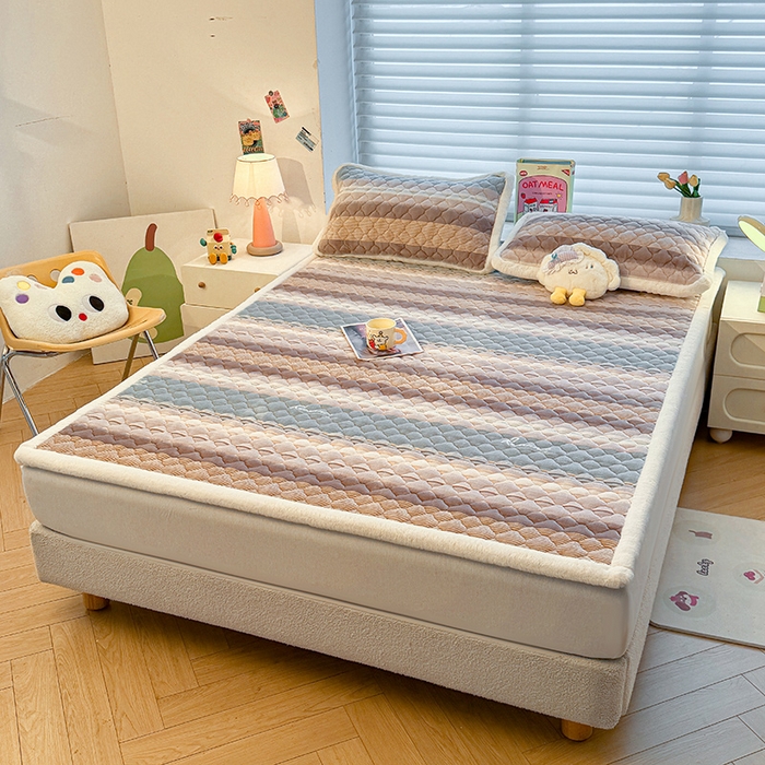 91家纺网 家纺一手货源 找家纺 喜居 2025新款高克重印花牛奶绒夹棉床褥床垫子褥子床护垫 英伦之旅