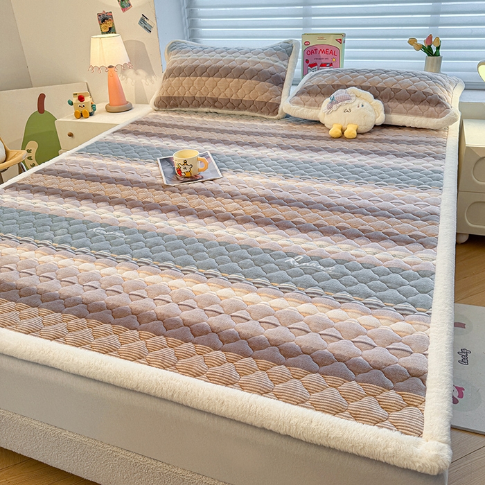 91家纺网 家纺一手货源 找家纺 喜居 2025新款高克重印花牛奶绒夹棉床褥床垫子褥子床护垫 英伦之旅