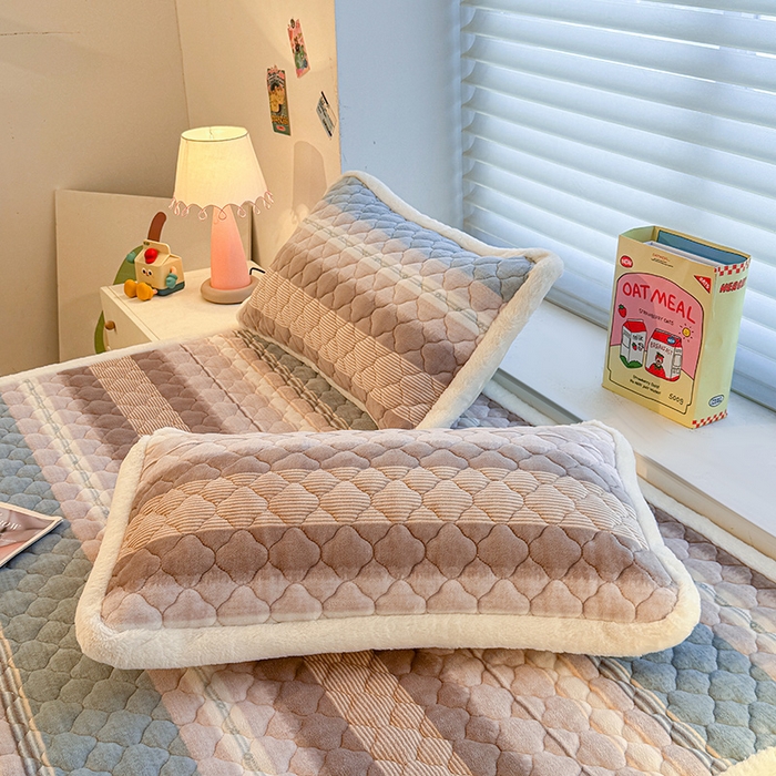 91家纺网 家纺一手货源 找家纺 喜居 2025新款高克重印花牛奶绒夹棉床褥床垫子褥子床护垫 英伦之旅