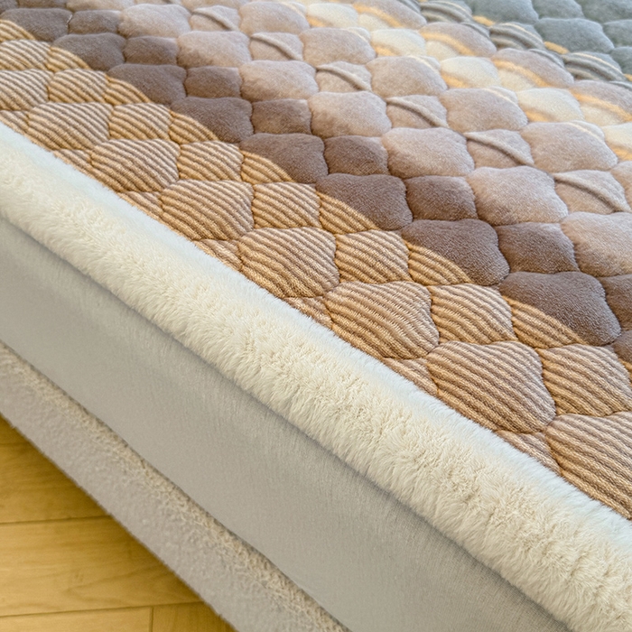 91家纺网 家纺一手货源 找家纺 喜居 2025新款高克重印花牛奶绒夹棉床褥床垫子褥子床护垫 英伦之旅