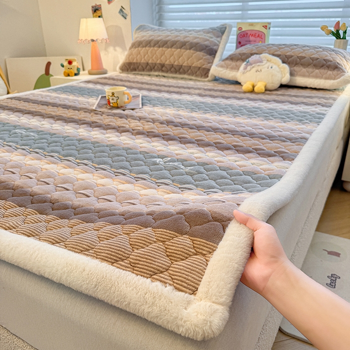 91家纺网 家纺一手货源 找家纺 喜居 2025新款高克重印花牛奶绒夹棉床褥床垫子褥子床护垫 英伦之旅