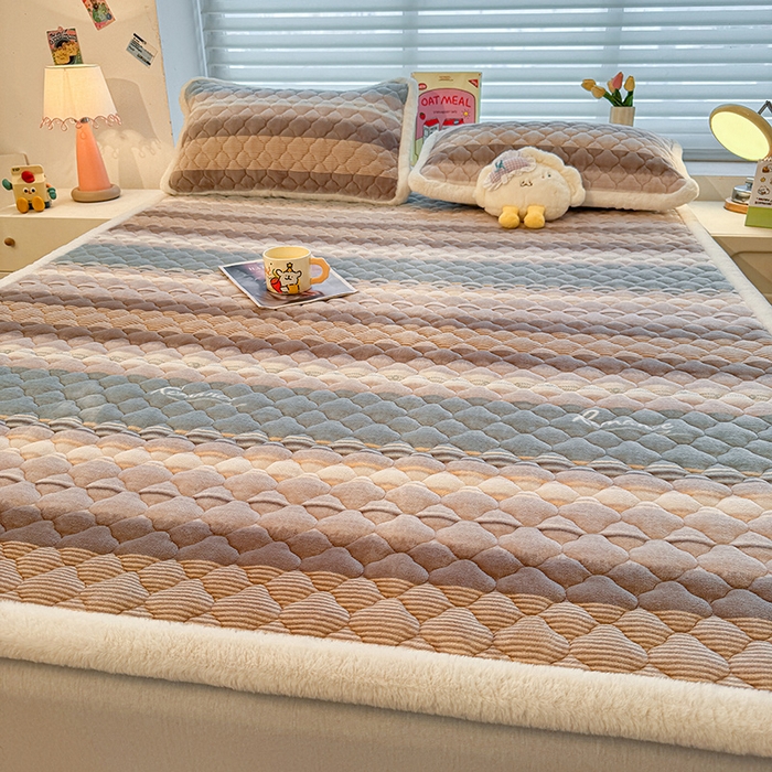 91家纺网 家纺一手货源 找家纺 喜居 2025新款高克重印花牛奶绒夹棉床褥床垫子褥子床护垫 英伦之旅