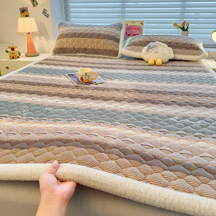 91家纺网 家纺一手货源 找家纺 喜居 2025新款高克重印花牛奶绒夹棉床褥床垫子褥子床护垫 英伦之旅