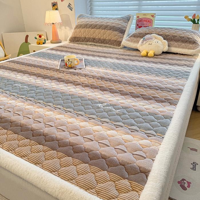 91家纺网 家纺一手货源 找家纺 喜居 2025新款高克重印花牛奶绒夹棉床褥床垫子褥子床护垫 英伦之旅