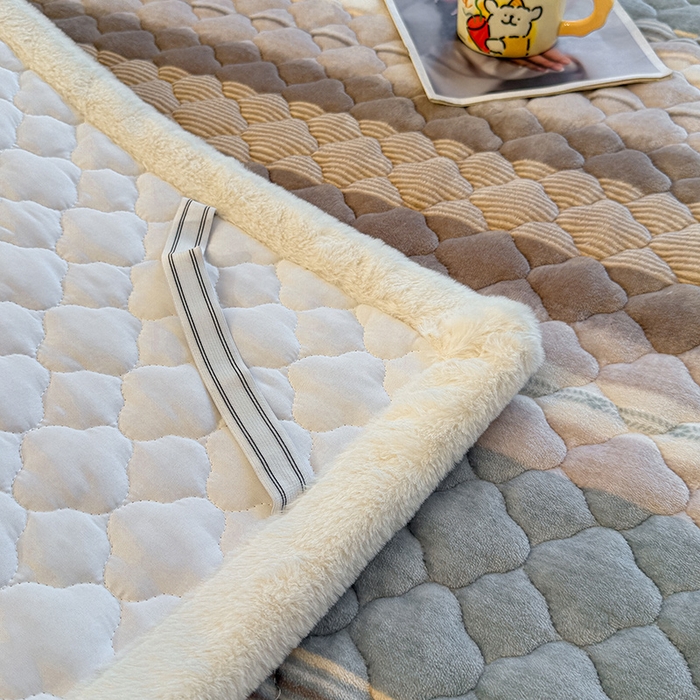 91家纺网 家纺一手货源 找家纺 喜居 2025新款高克重印花牛奶绒夹棉床褥床垫子褥子床护垫 英伦之旅