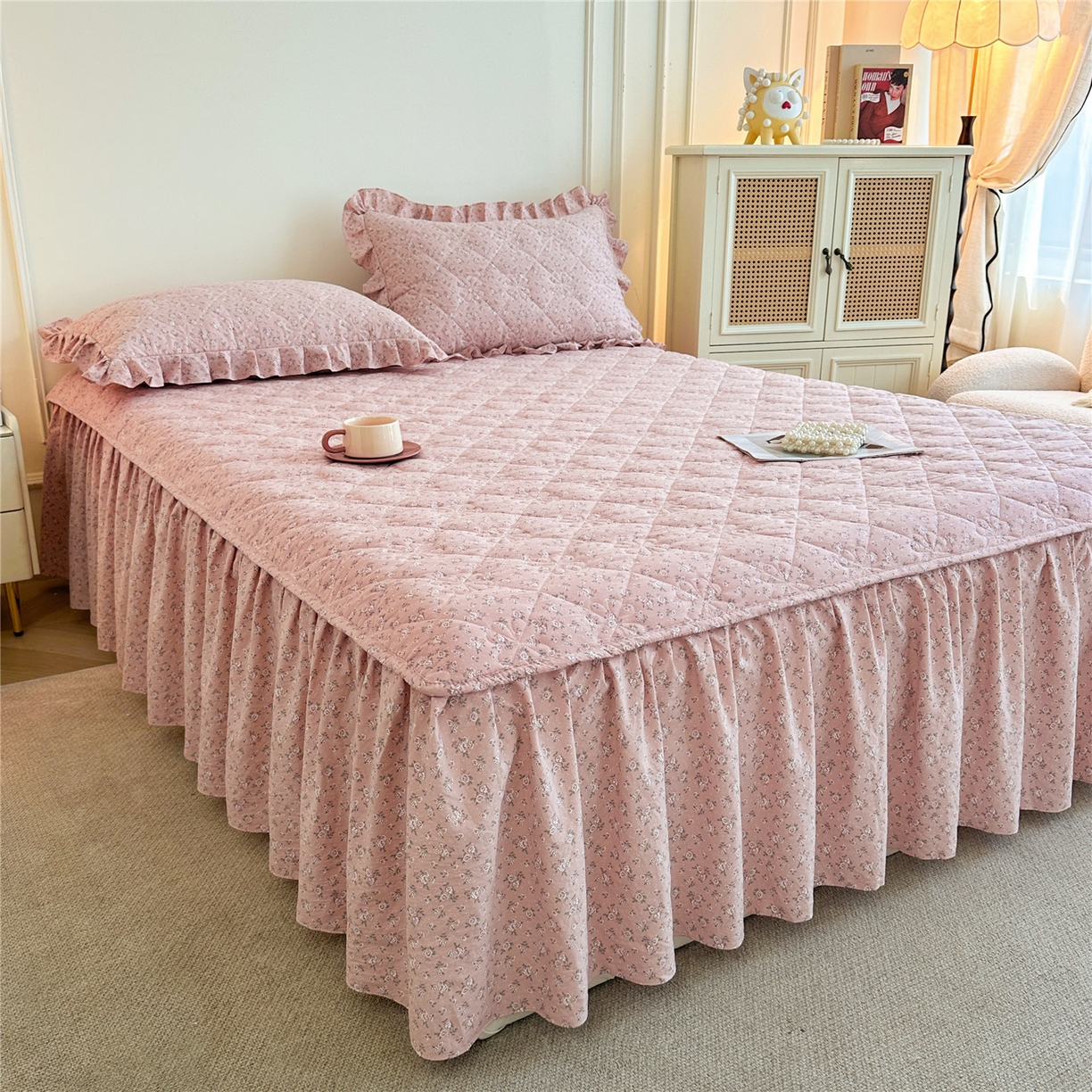 91家纺网 家纺一手货源 找家纺 十个点家纺 2025新款加厚磨毛木棉床裙三件套-绫罗系列 爱意萌萌