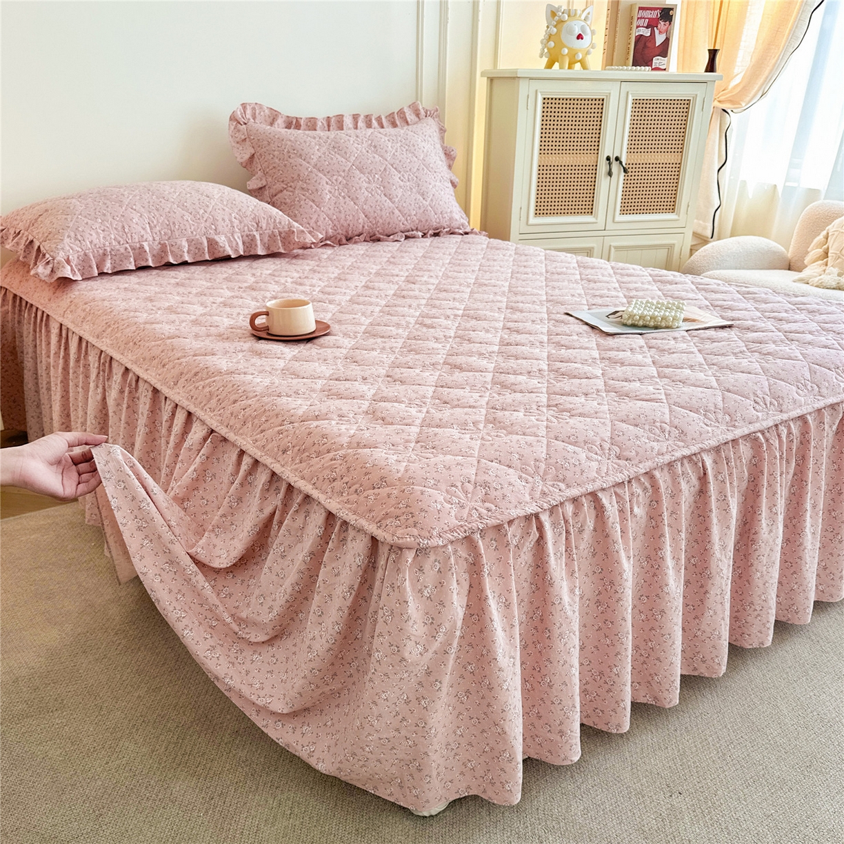 91家纺网 家纺一手货源 找家纺 十个点家纺 2025新款加厚磨毛木棉床裙三件套-绫罗系列 爱意萌萌