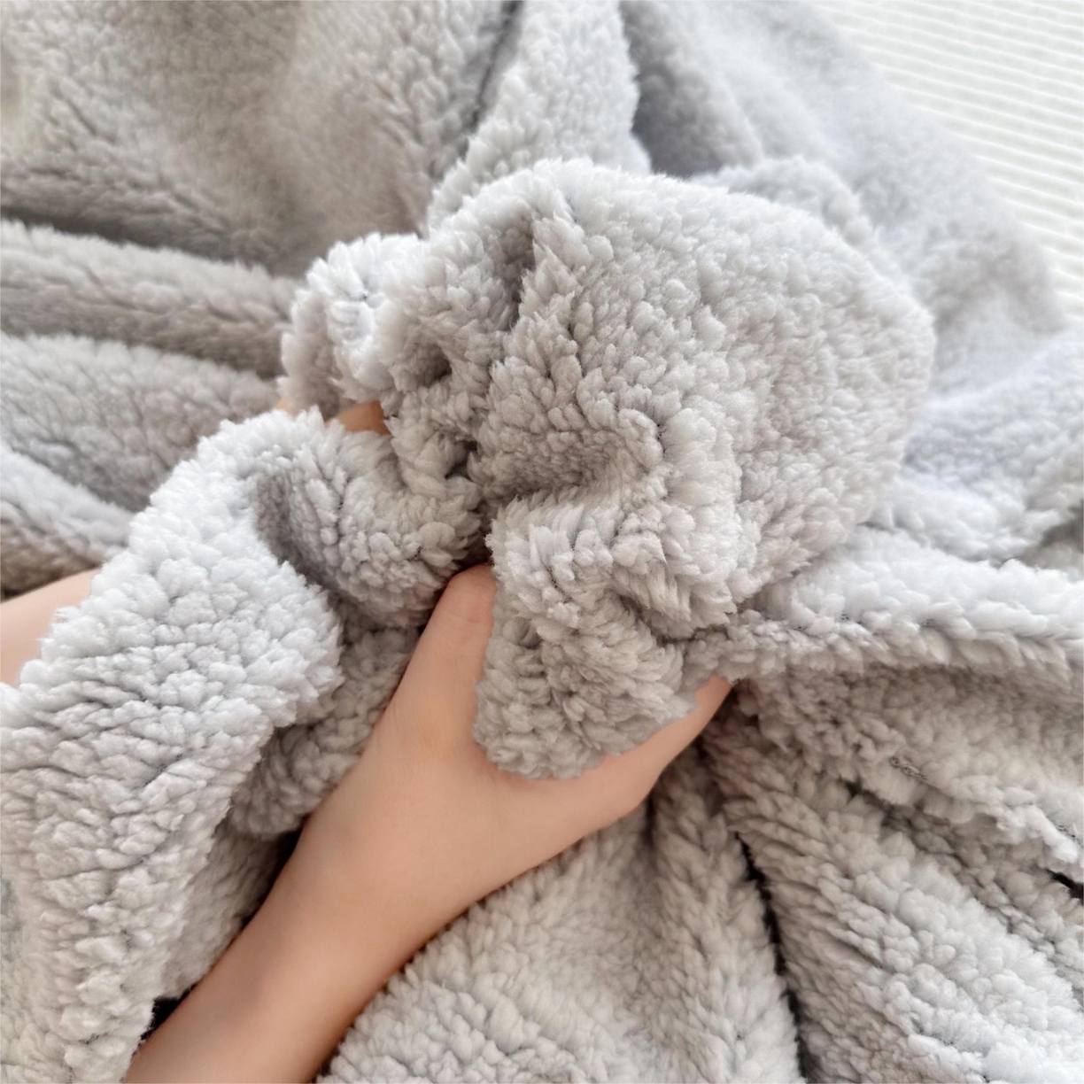 91家纺网 家纺一手货源 找家纺 顾里家纺 2025新款韩系糯叽叽纯色羊羔绒毯毛毯毯子 淡雾灰